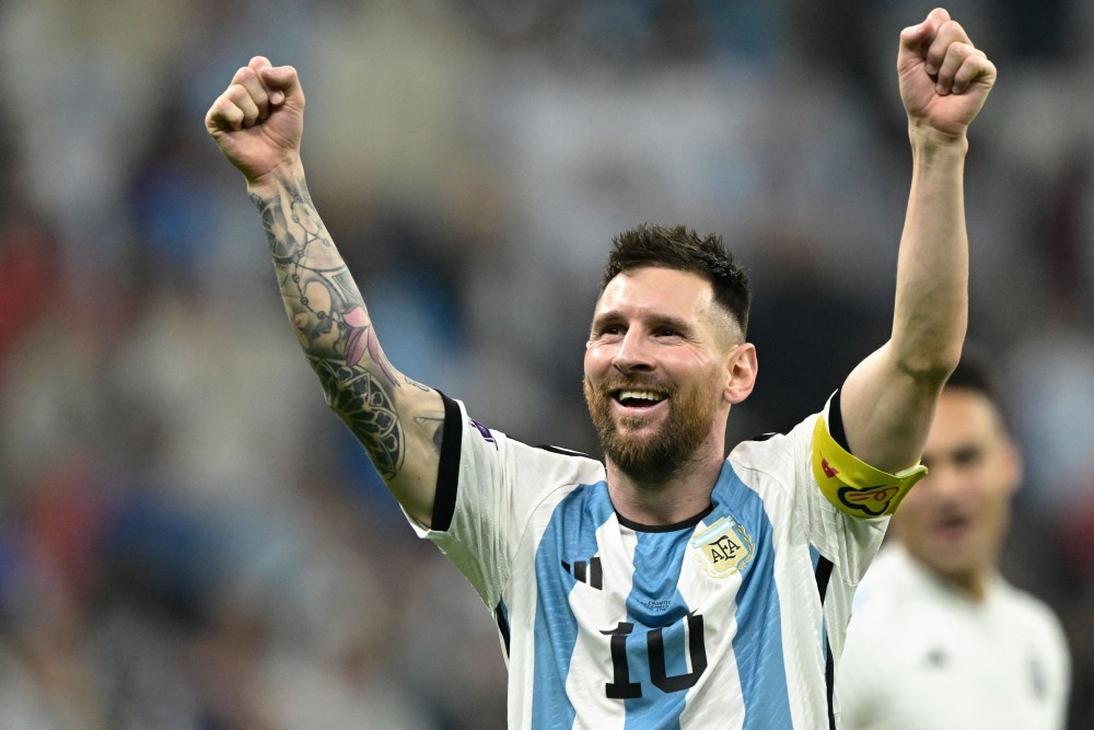 Penyerang Argentina Lionel Messi merayakan kemenangannya setelah mengalahkan Kroasia 3-0 dalam pertandingan semifinal Piala Dunia Qatar 2022. AFP